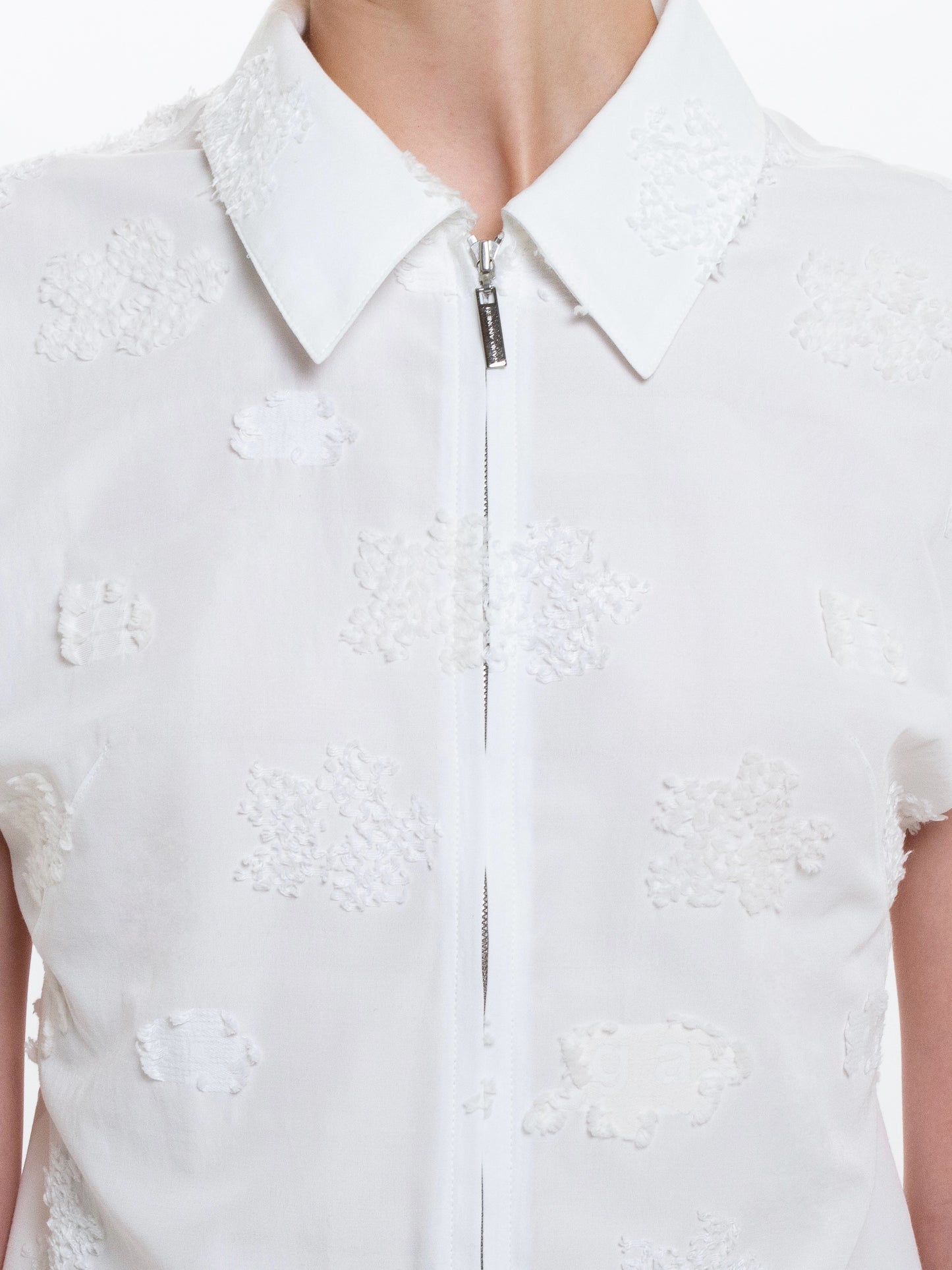 color:WHITE