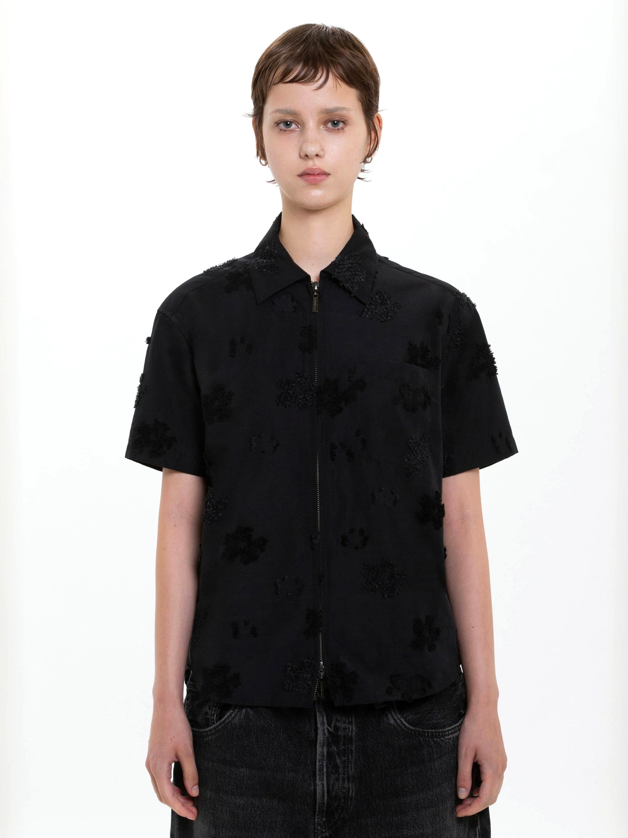 color:BLACK