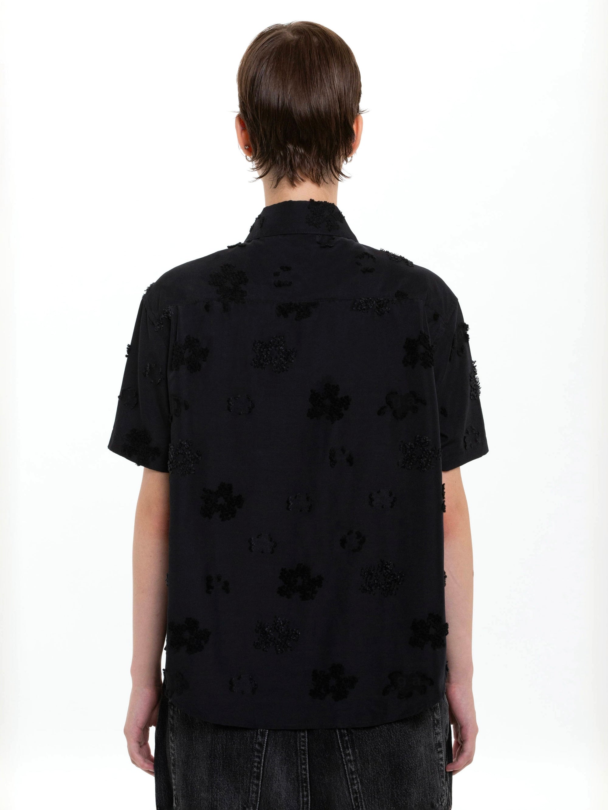 color:BLACK