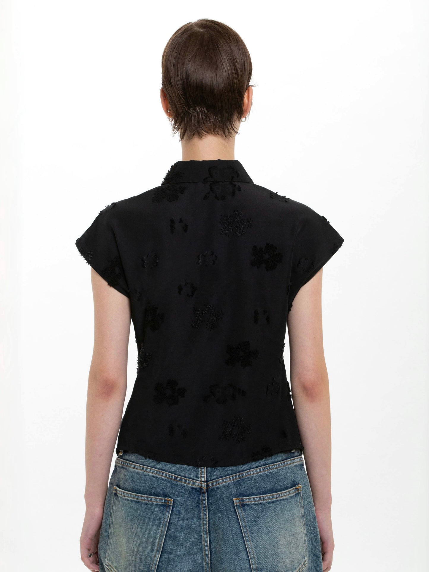 color:BLACK