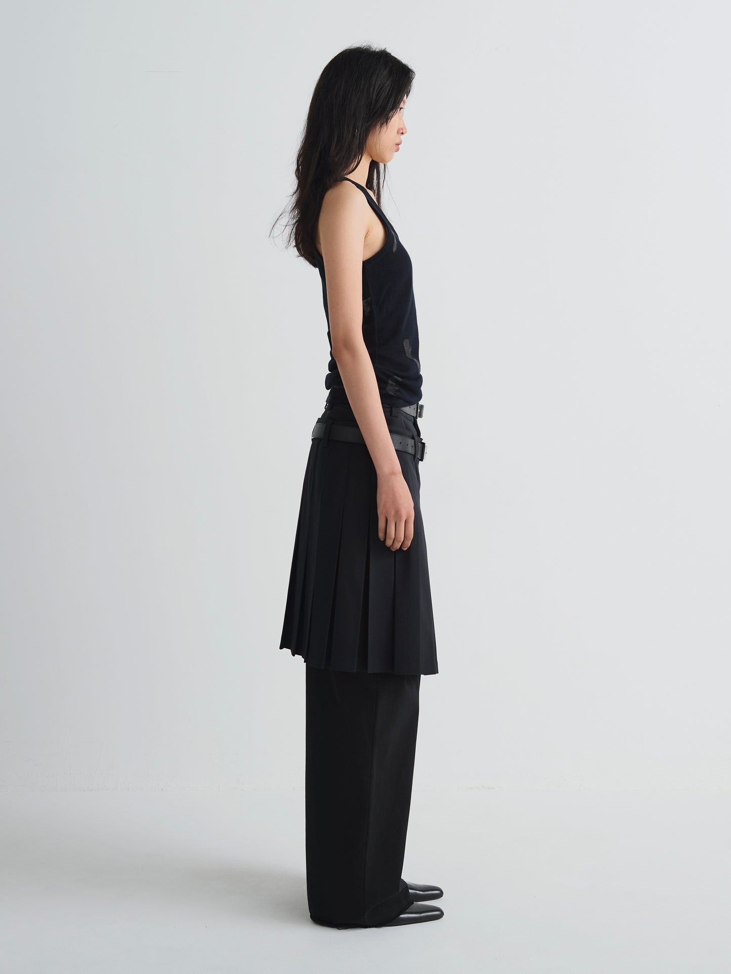 color:BLACK