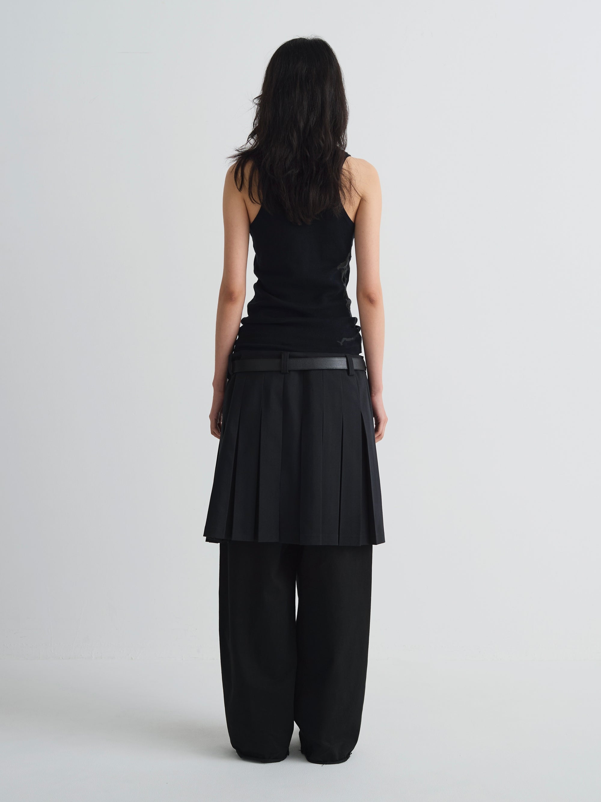 color:BLACK