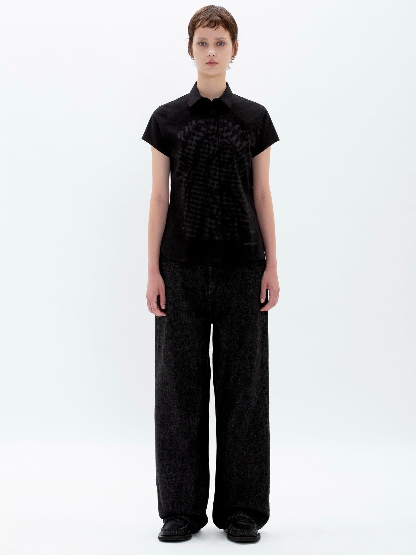 color:BLACK