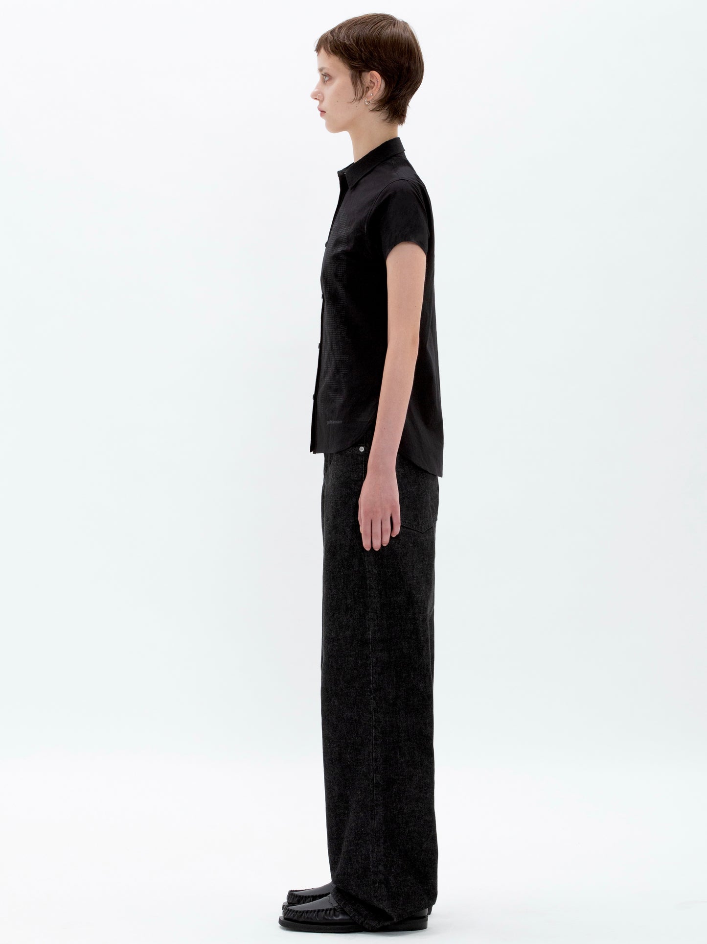 color:BLACK