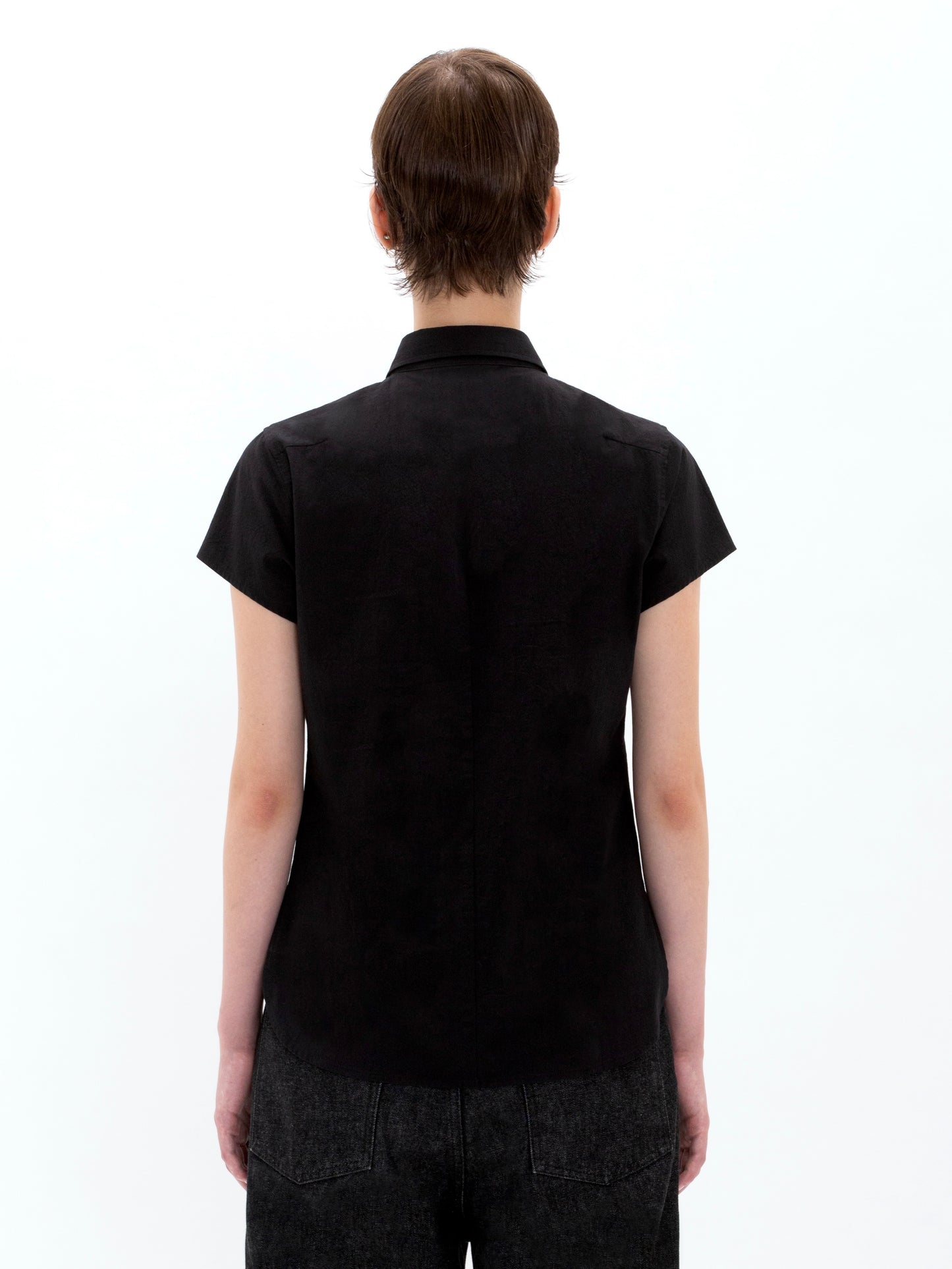 color:BLACK