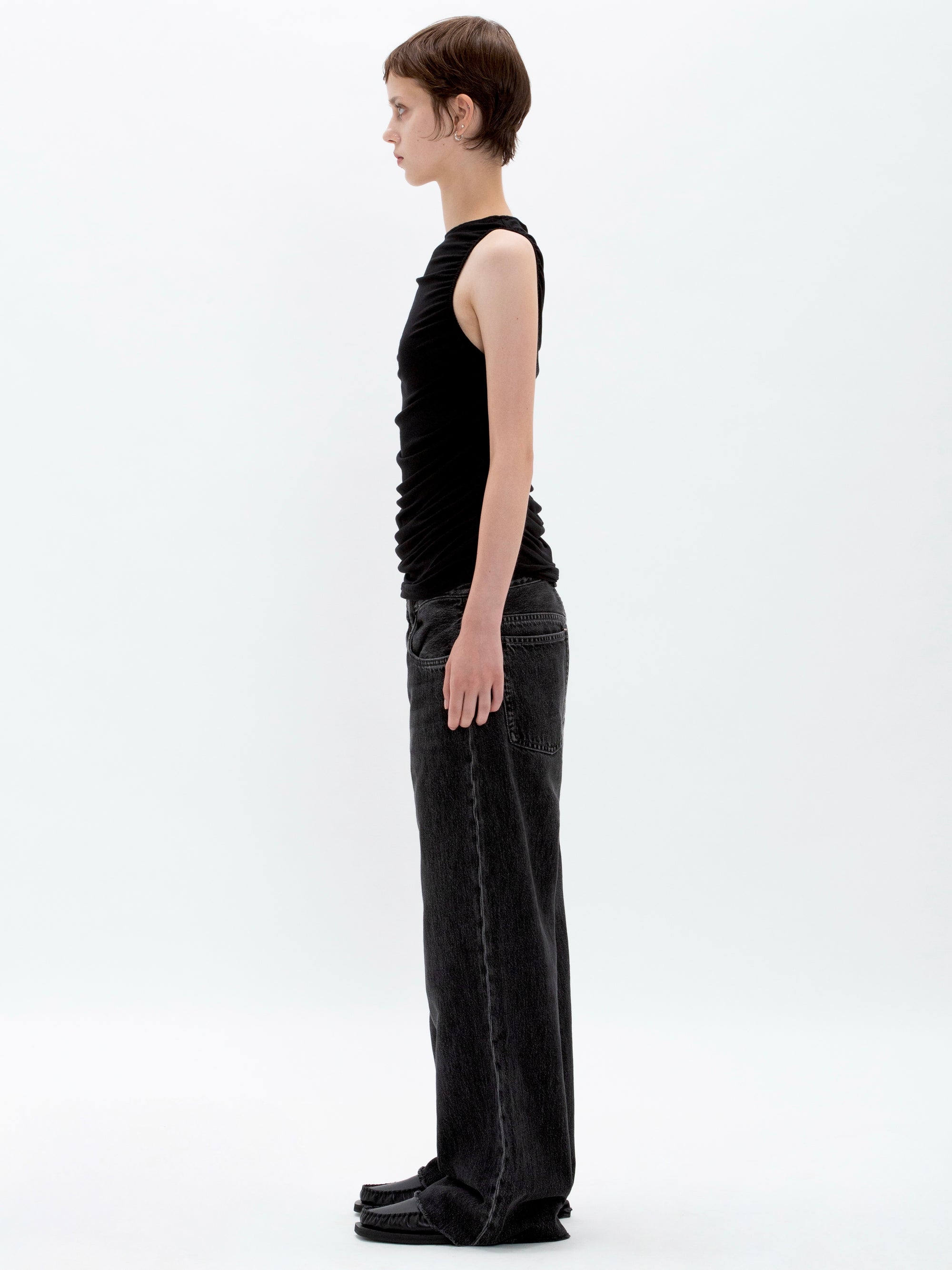 color:BLACK