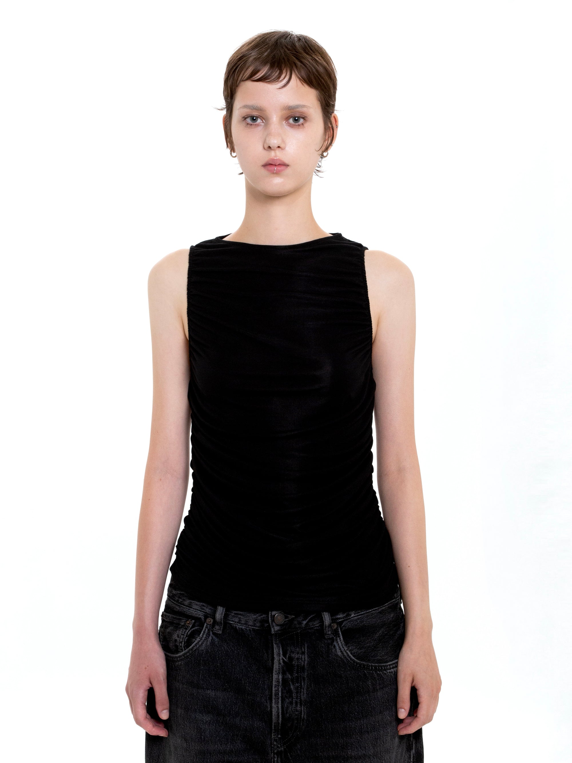 color:BLACK