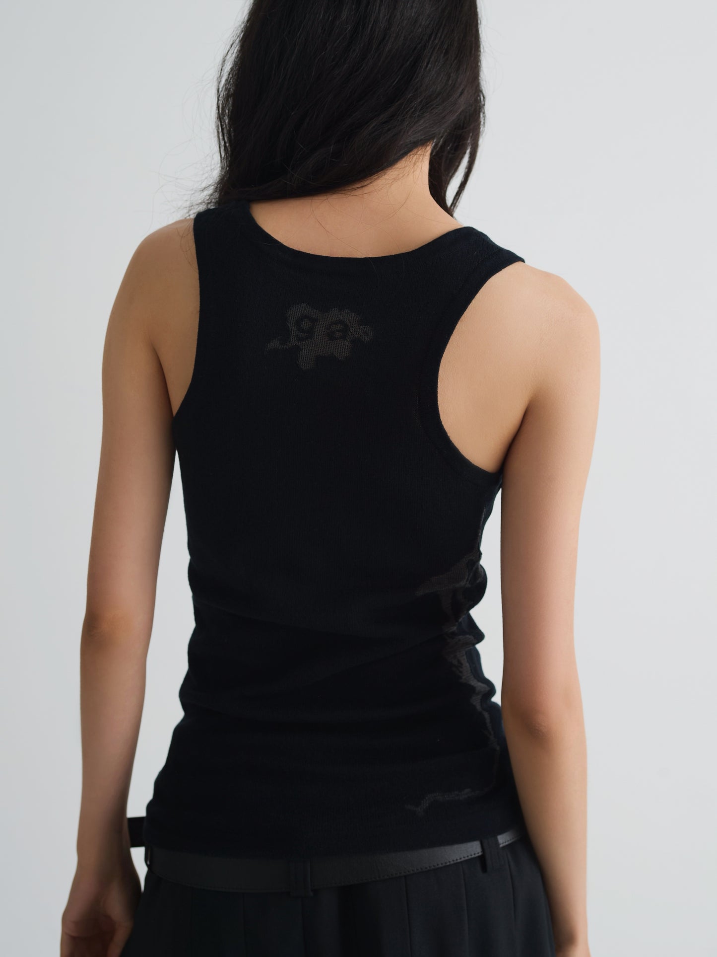 color:BLACK