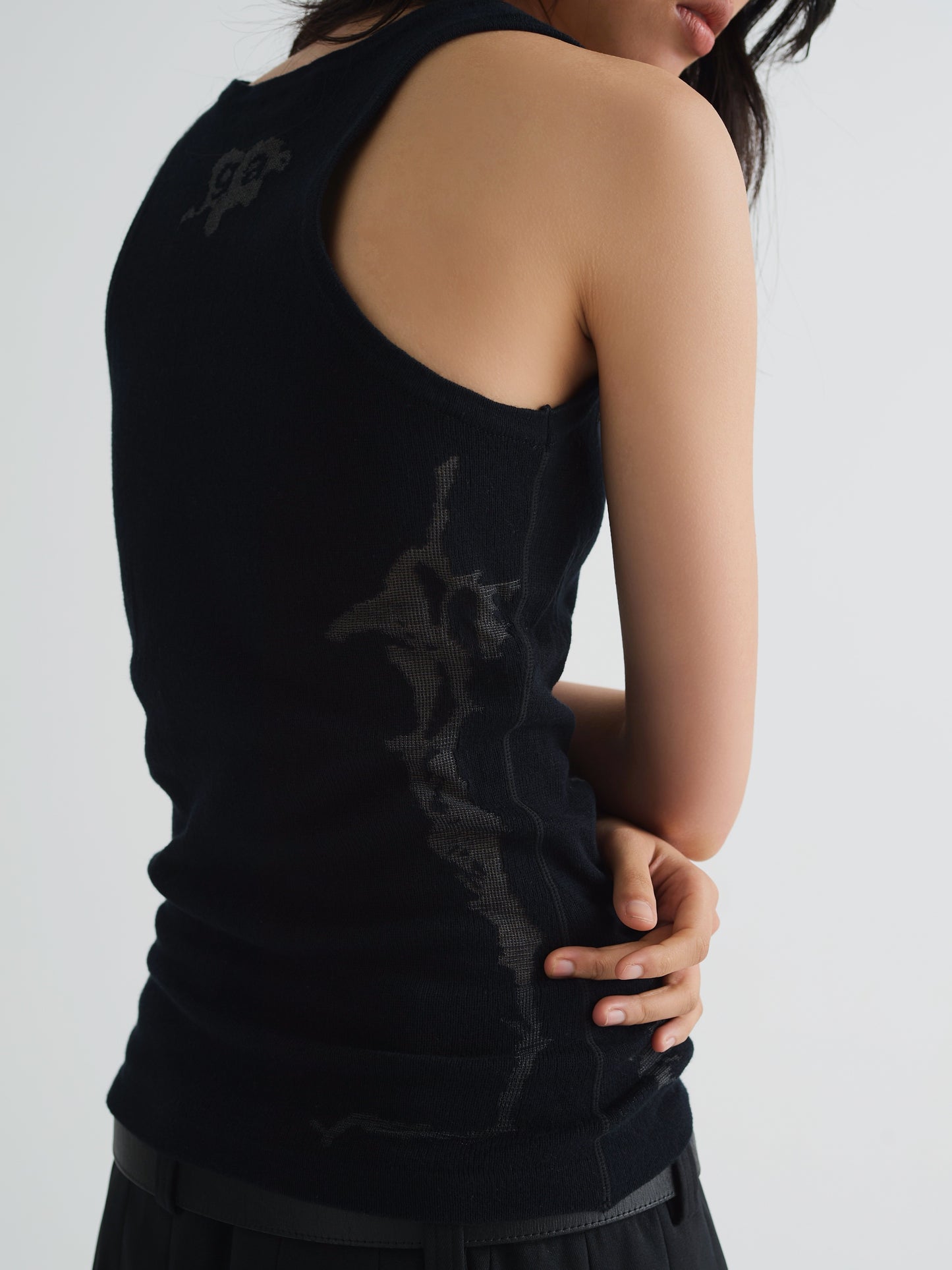 color:BLACK