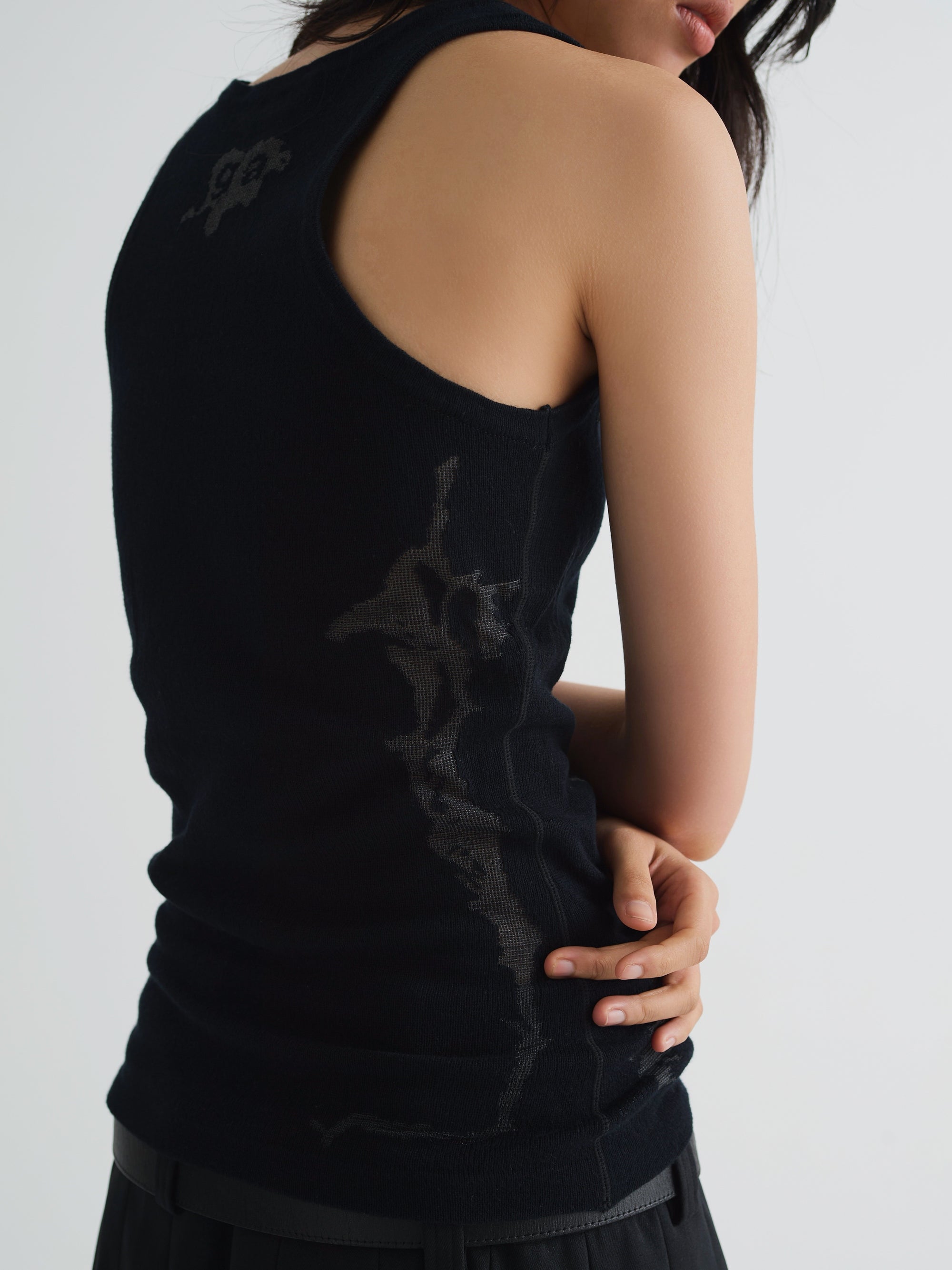 color:BLACK