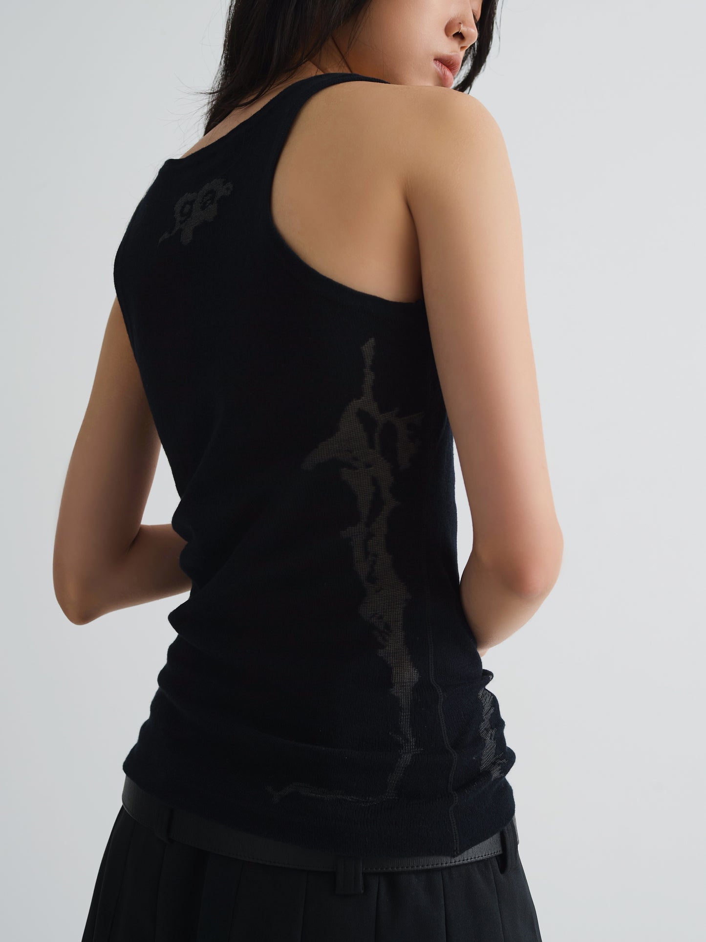 color:BLACK