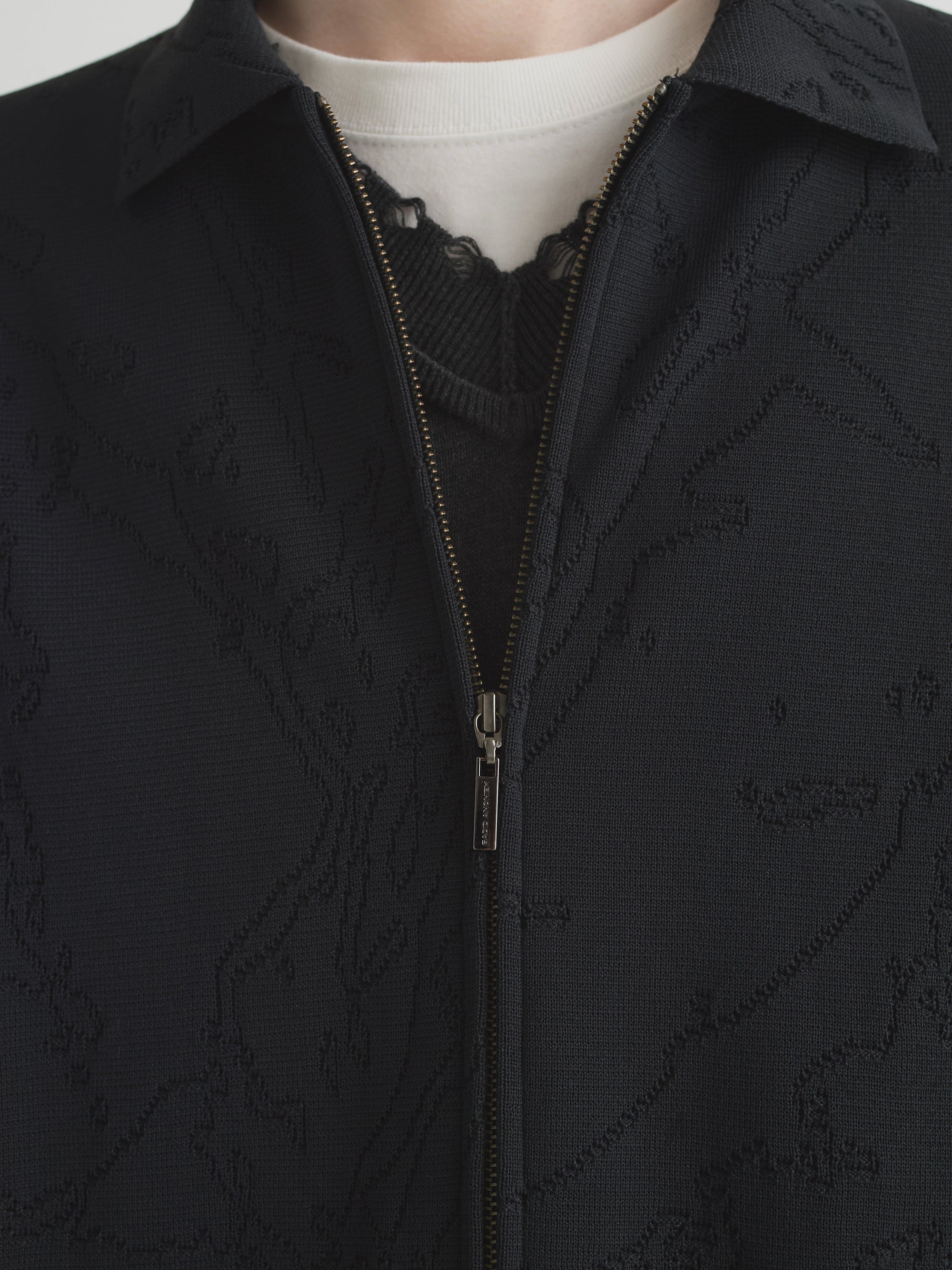 color:BLACK