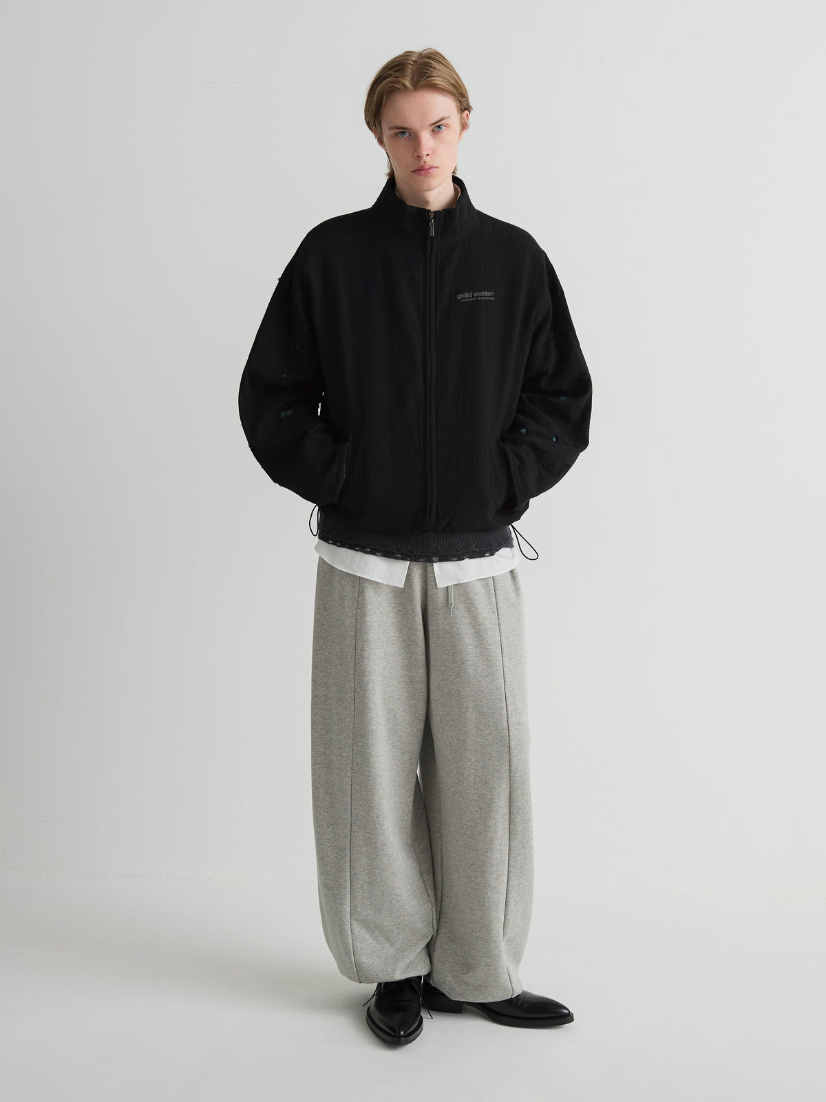 color:BLACK