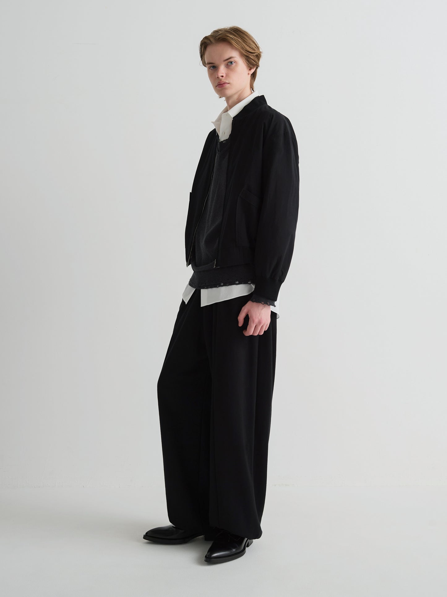 color:BLACK