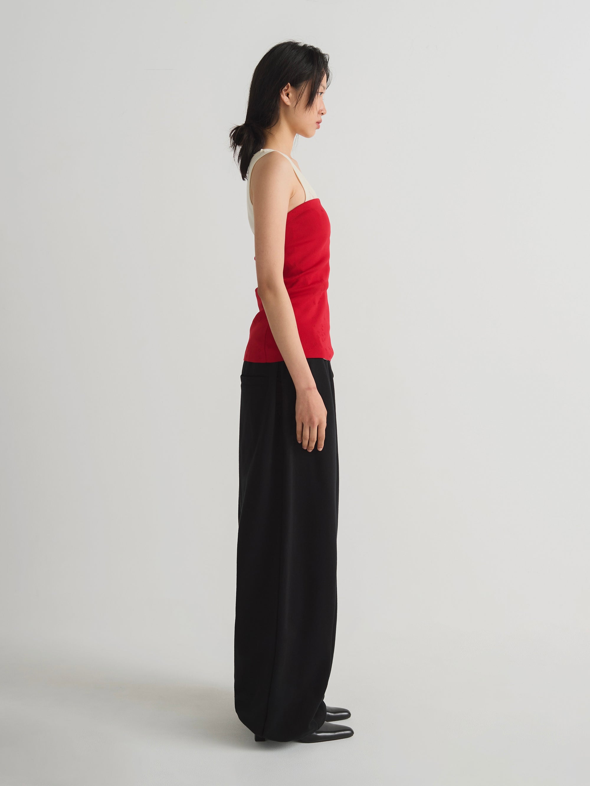 color:BLACK