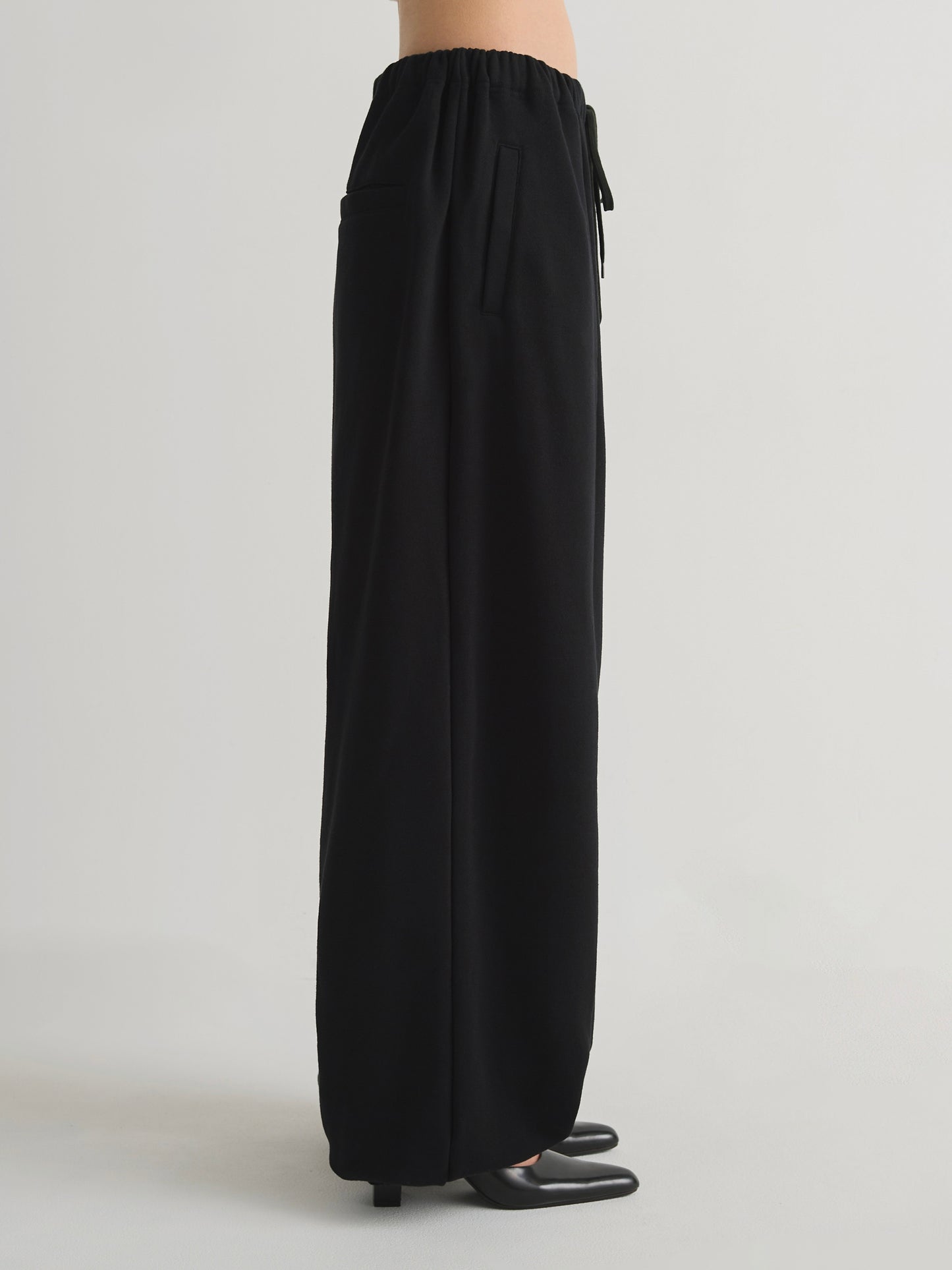 color:BLACK