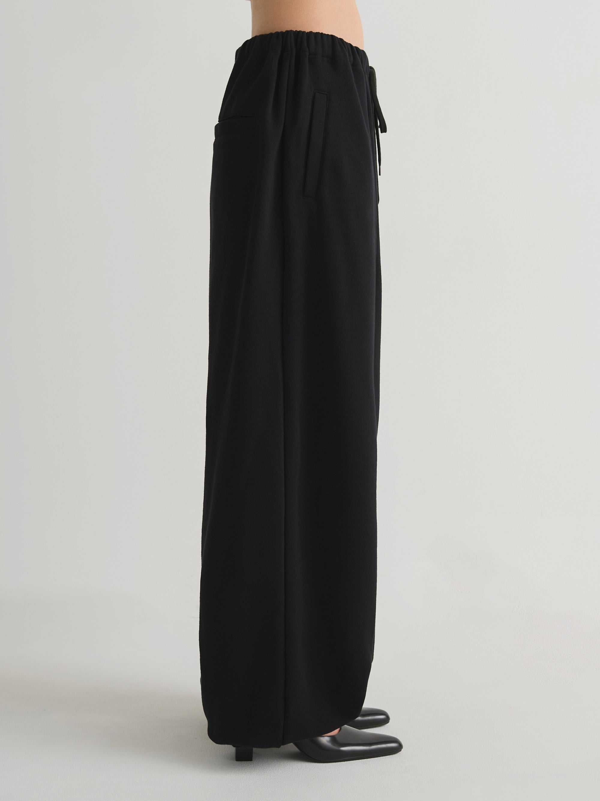 color:BLACK