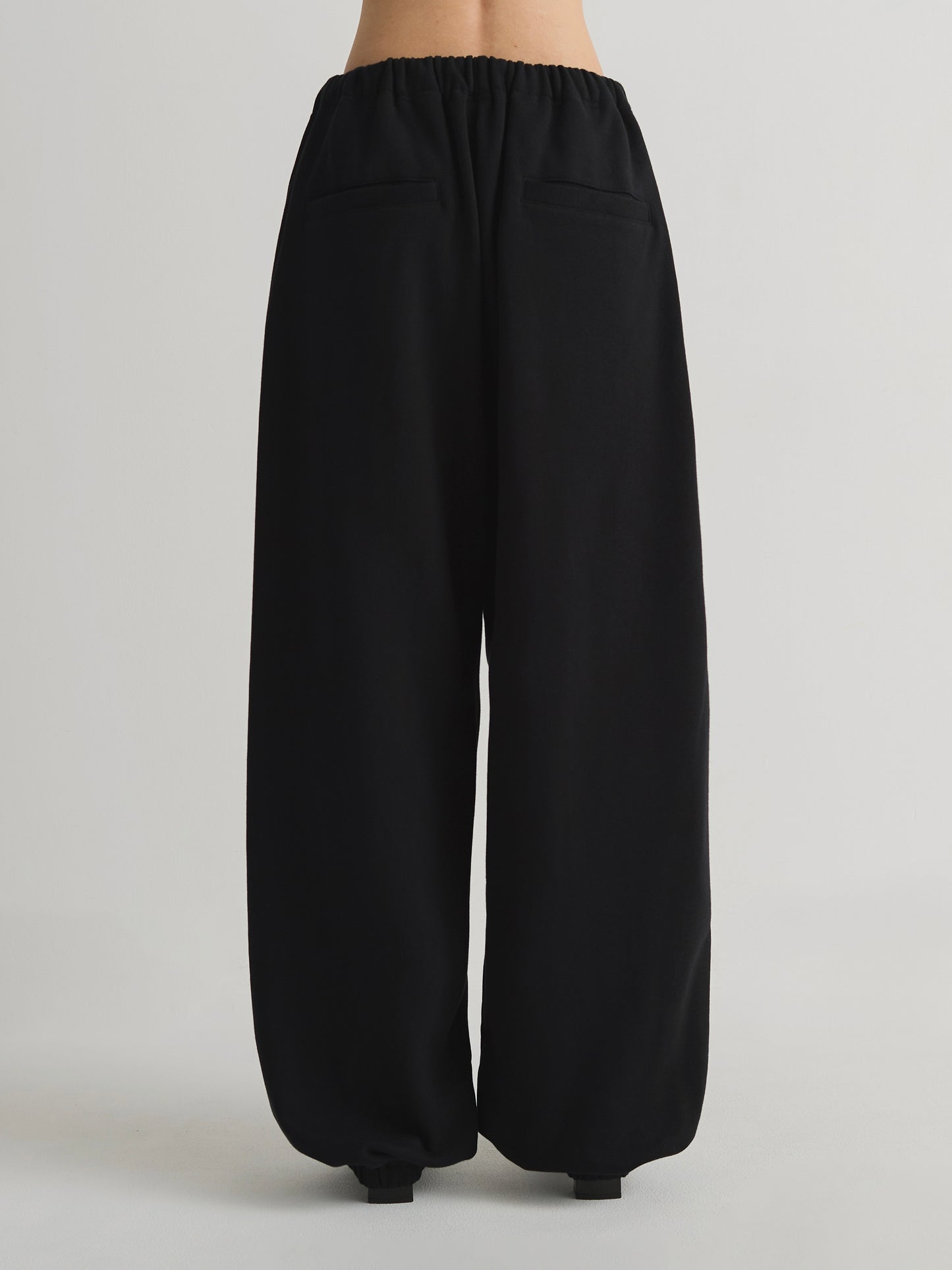 color:BLACK