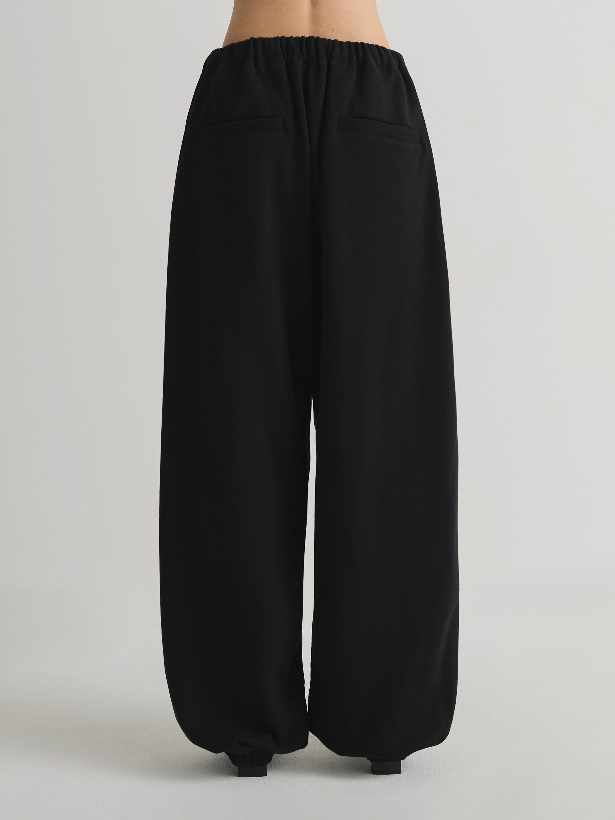 color:BLACK
