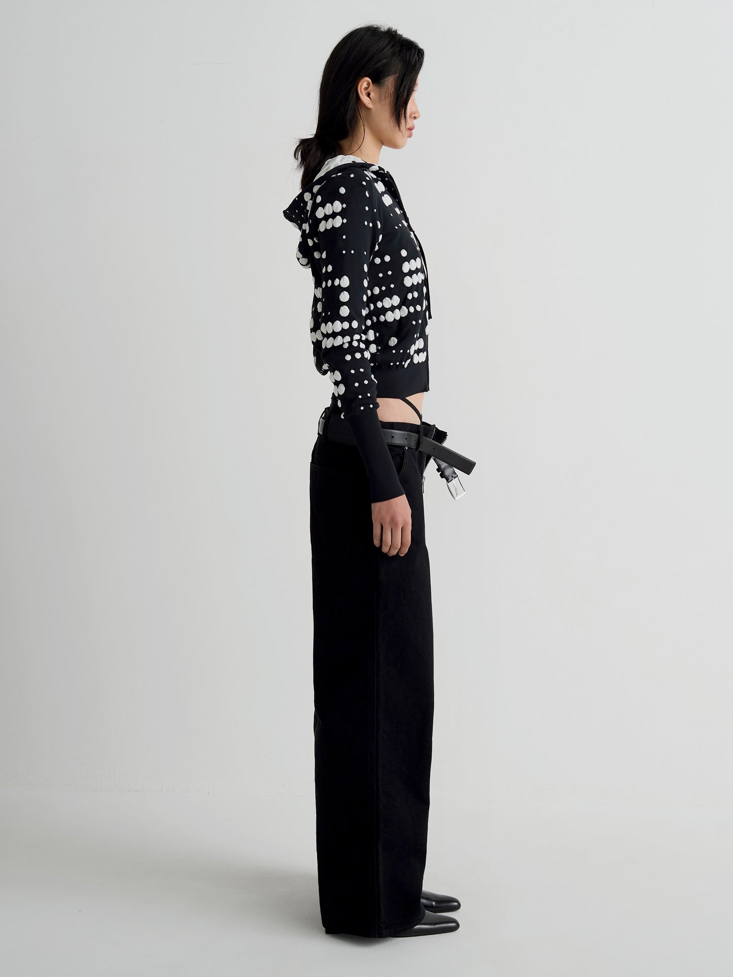 color:BLACK