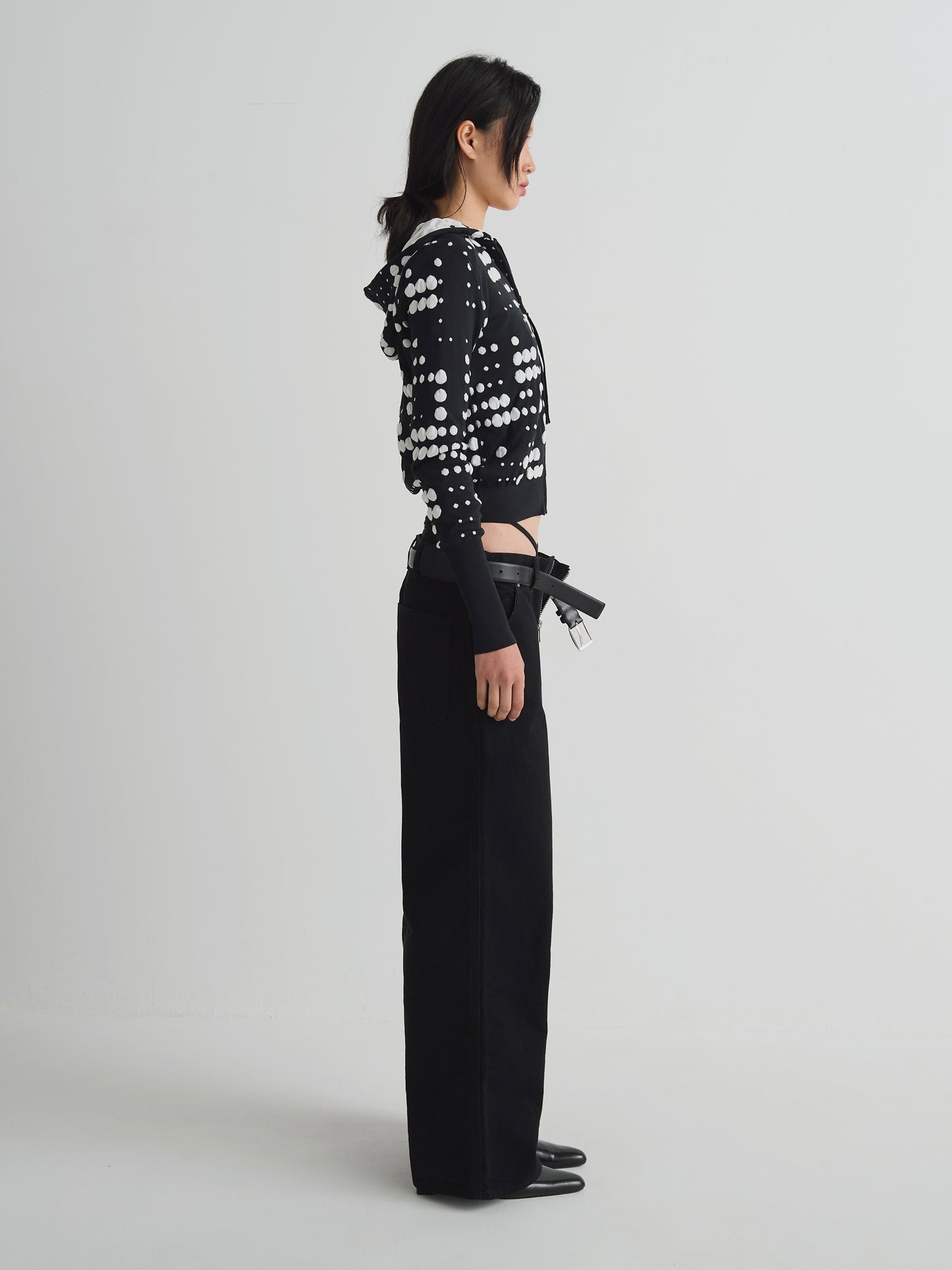 color:BLACK