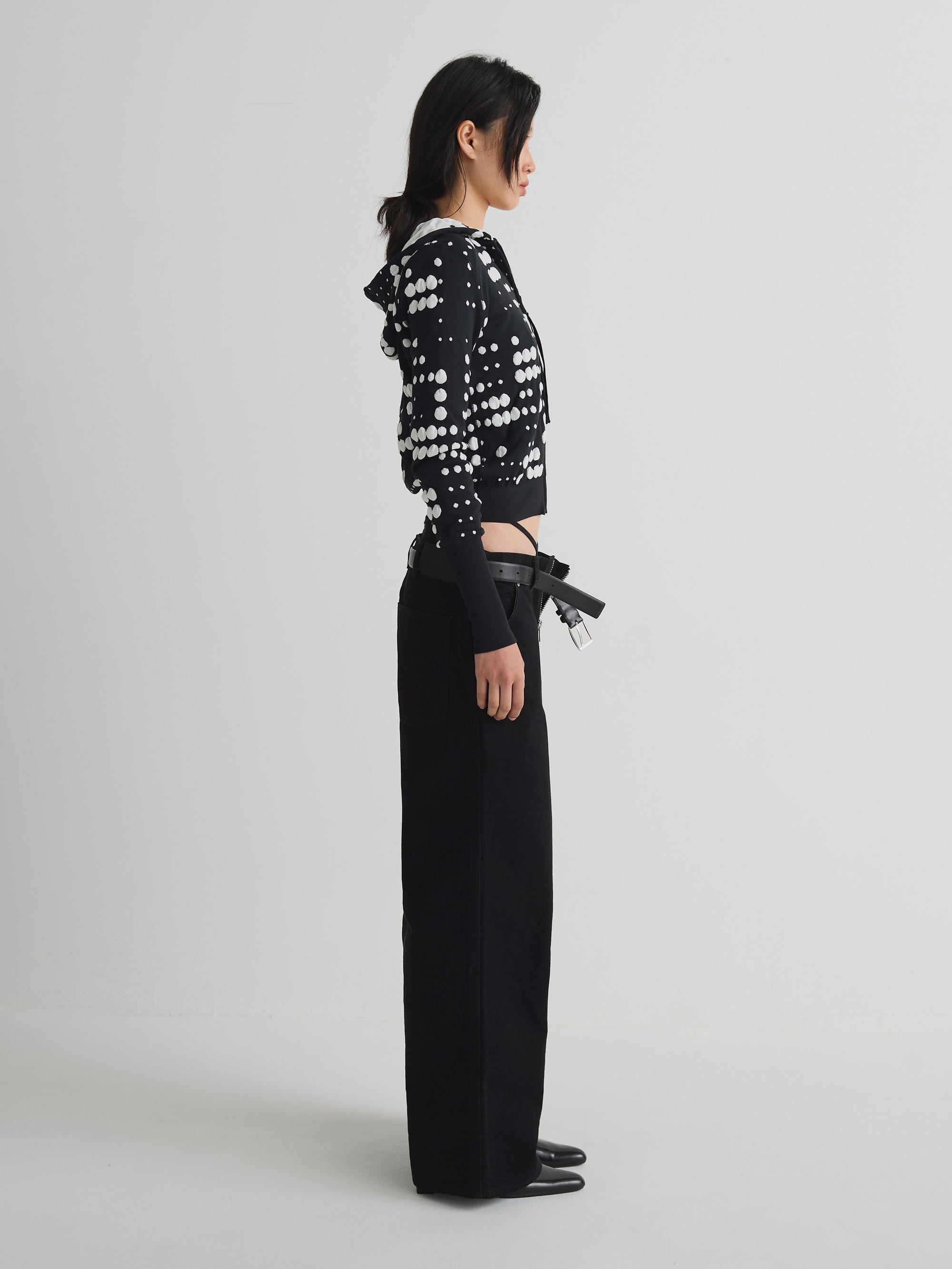color:BLACK