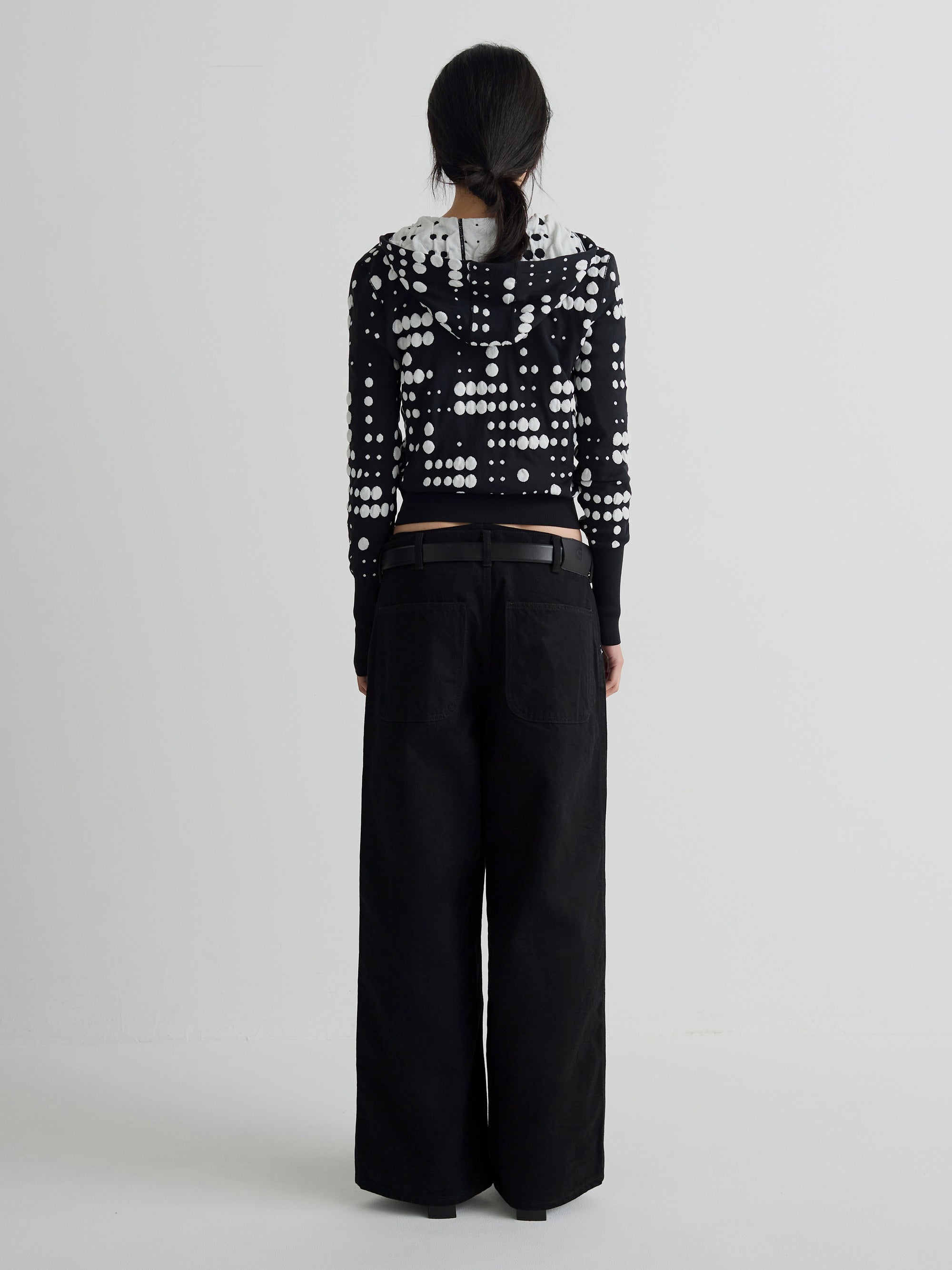 color:BLACK