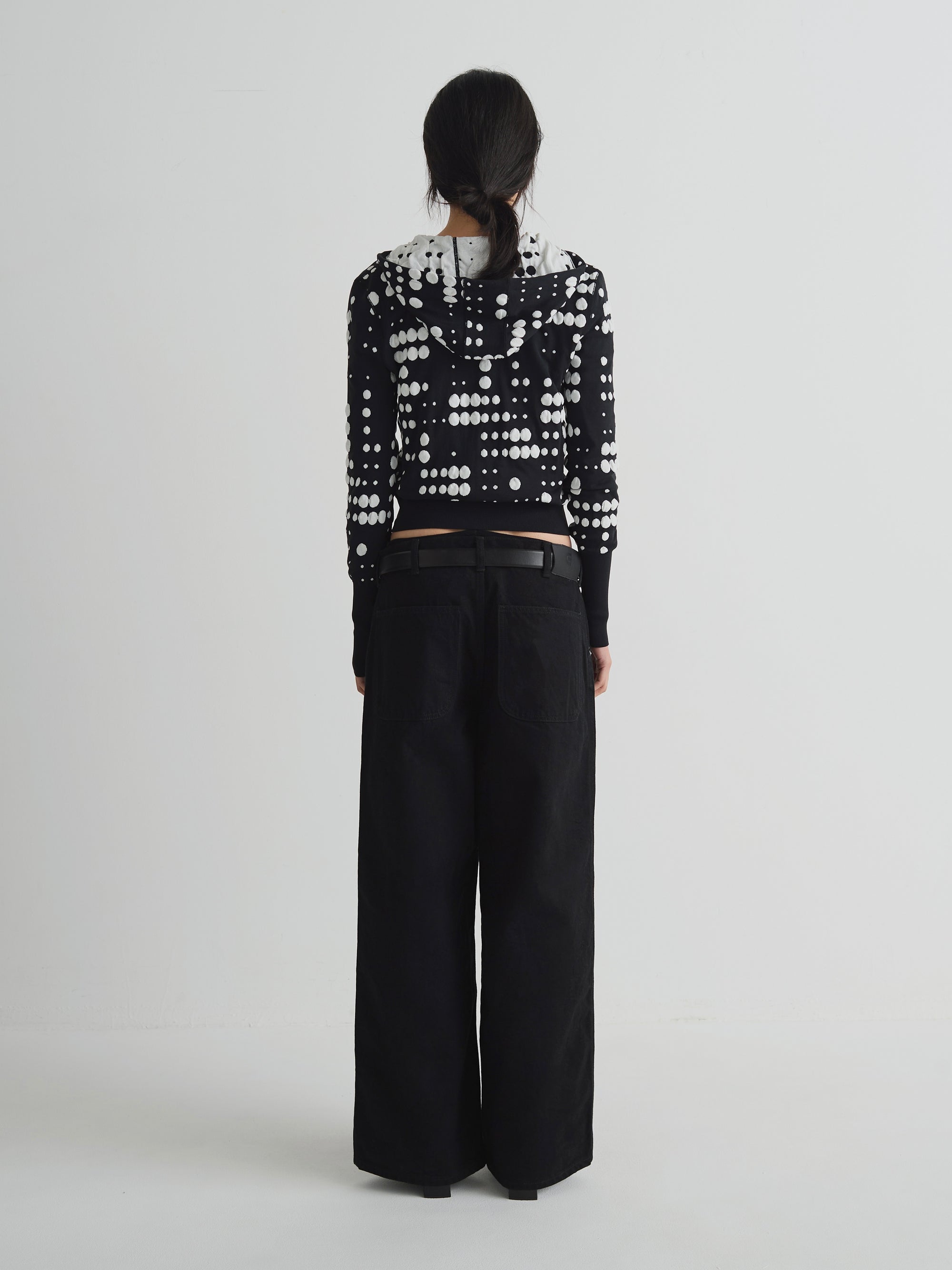 color:BLACK