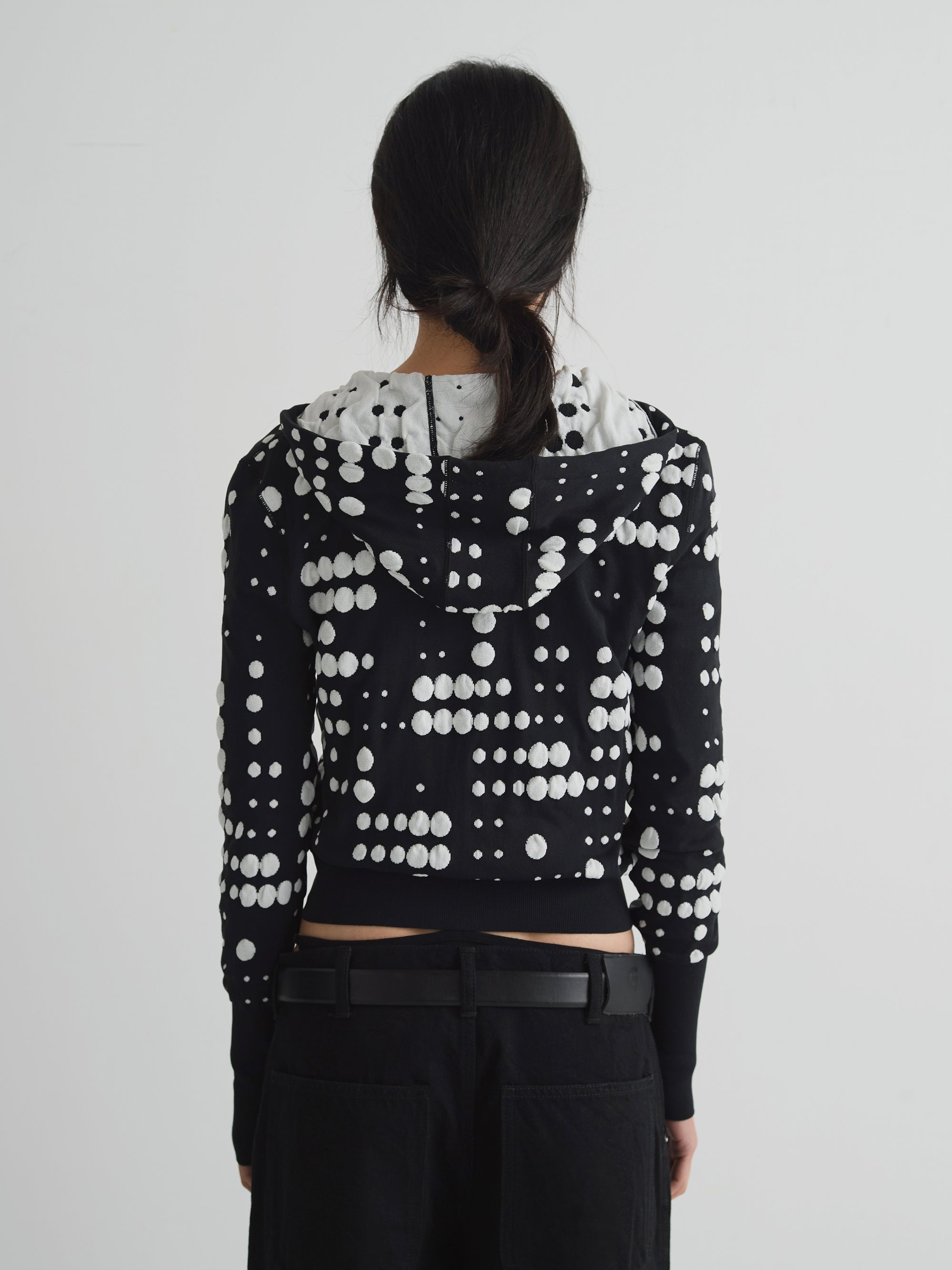color:BLACK