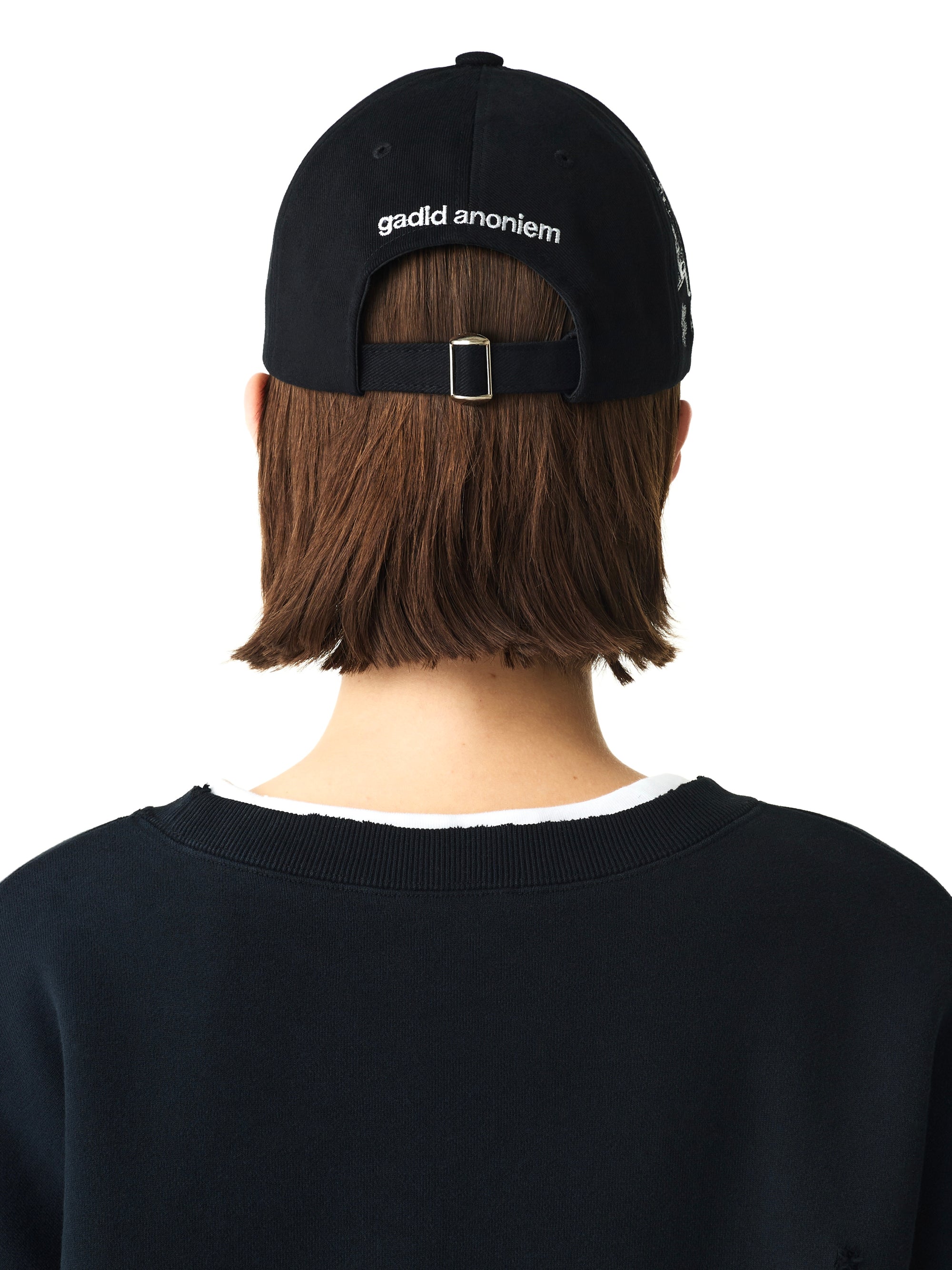 color:BLACK